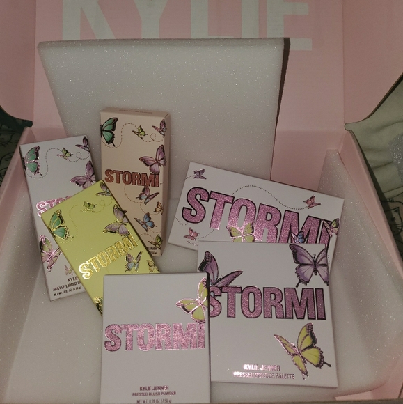 Kylie cosmetics stormi collection - Picture 1 of 4